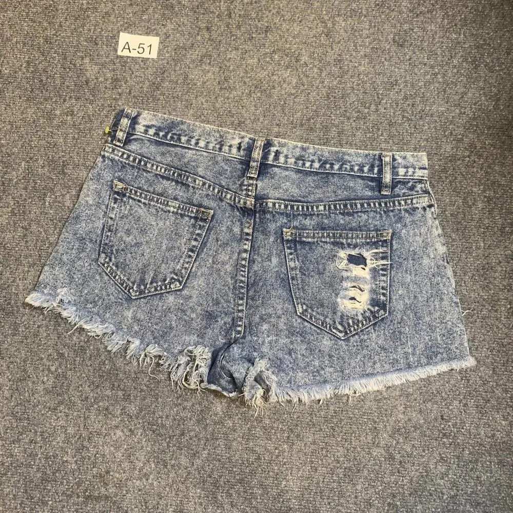 Forever 21 Silver Studded Distressed Women's Blue Denim Shorts size 31 - Picture 4 of 4